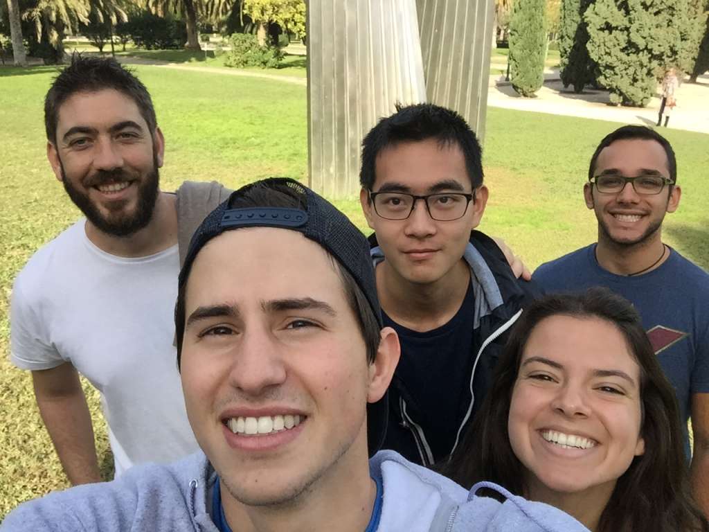 selfied'étudiants dans un parc